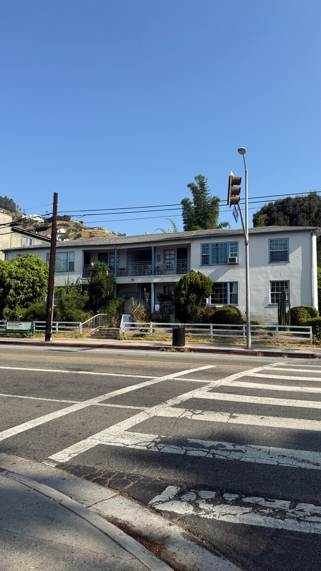 Building Photo - 1701 Nichols Canyon Rd Unit #1F