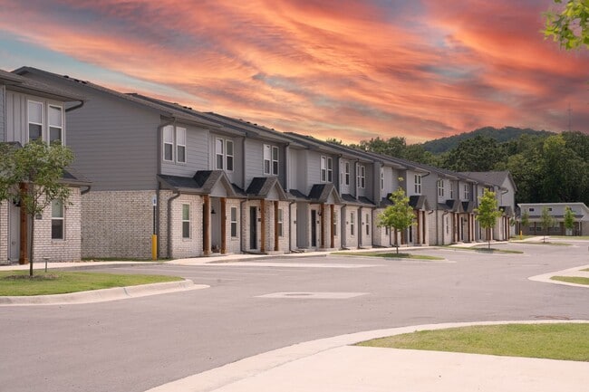 Building Photo - 2 Bedroom 2 Bathroom Home in Fayetteville, AR