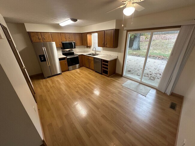 Photo - SPACIOUS TOWNHOME IN WILLOW TERRACE