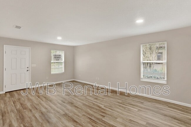 Photo - 8008 Railroad Ave