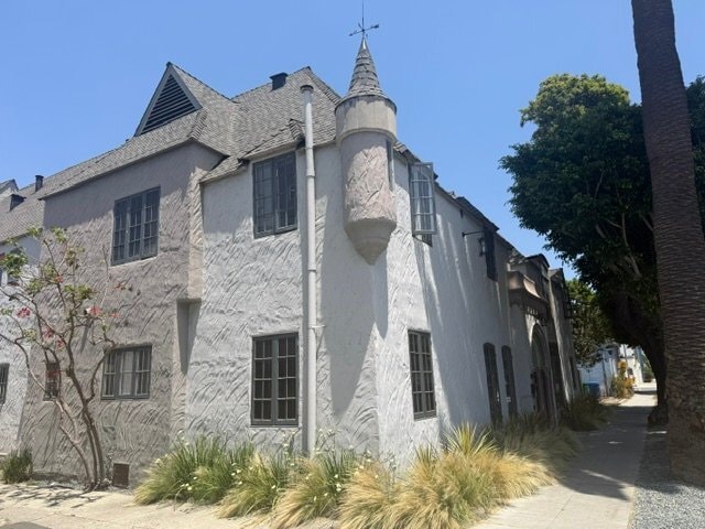 Building Photo - 635 E 9th St Unit 18