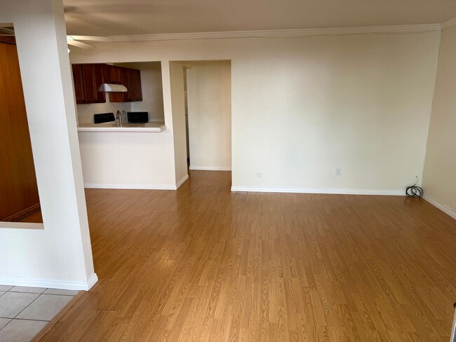 Photo - 3266 Ashford St