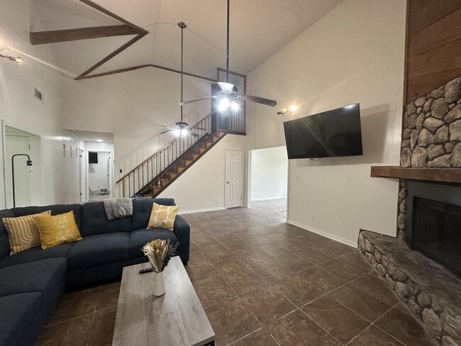 2385 Leonard Rd