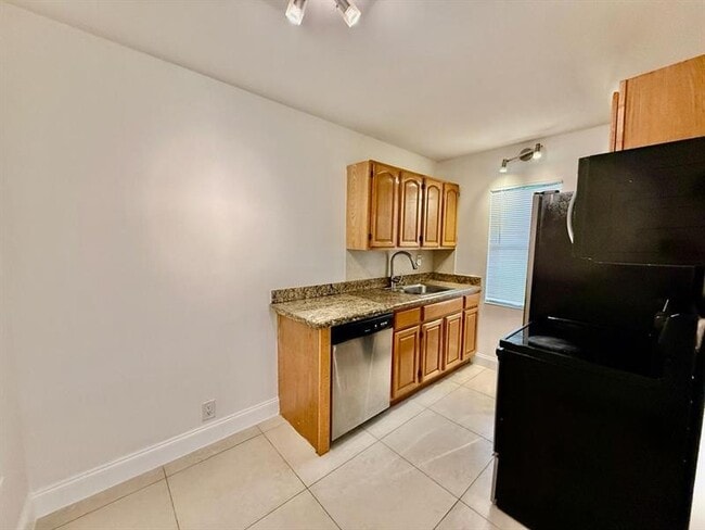 Building Photo - 601 NE 29th Dr Unit 16 Rental