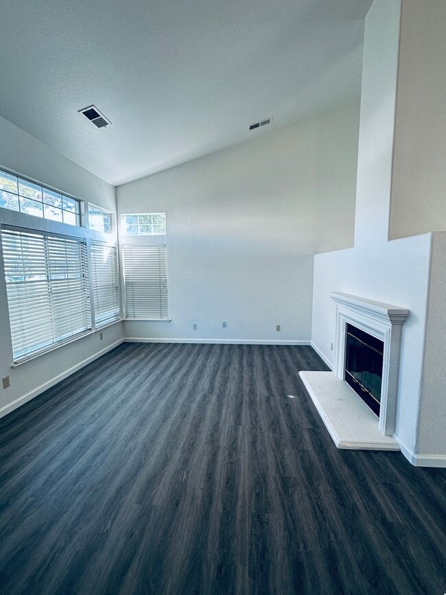 Photo - Elk Grove - HOUSE FOR RENT!