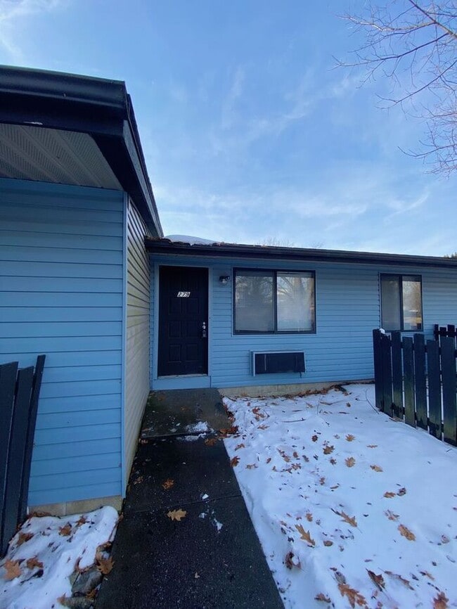 Building Photo - One Bedroom Apt w/Washer & Dryer Hookups! Water & Sewer Included.