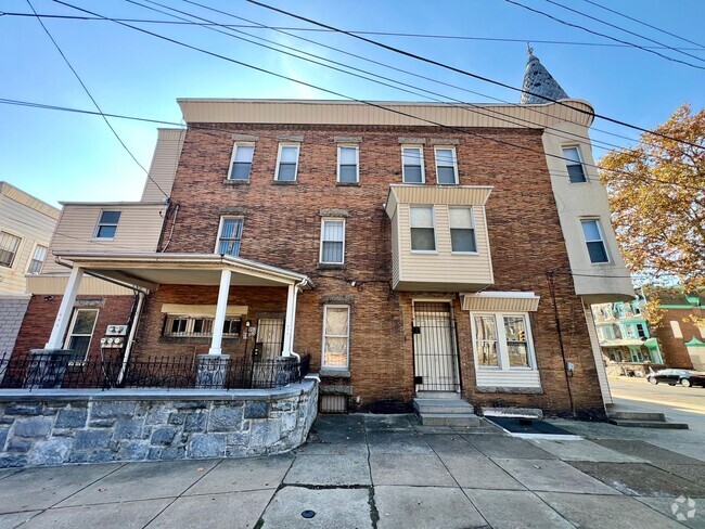 Building Photo - 953 N 48th St Unit 2nd Floor Rear Rental