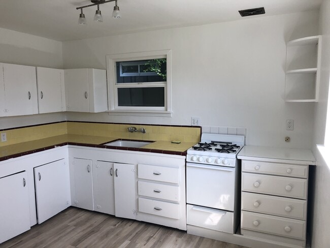 Photo - 402 Dufour St