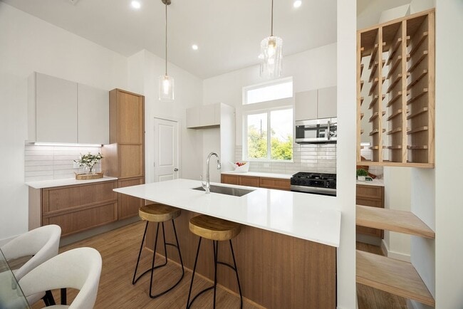 Building Photo - 1739 Mary St