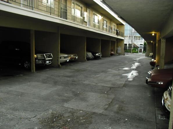 Área de estacionamiento - 2000 Linden Apartamentos