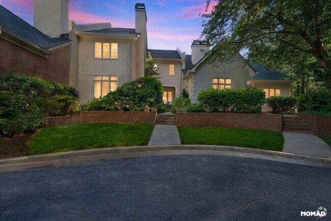 Building Photo - Stunning 4BR Townhome in Paces West Community