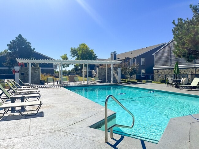 Swimming Pool - Windrush Apartments