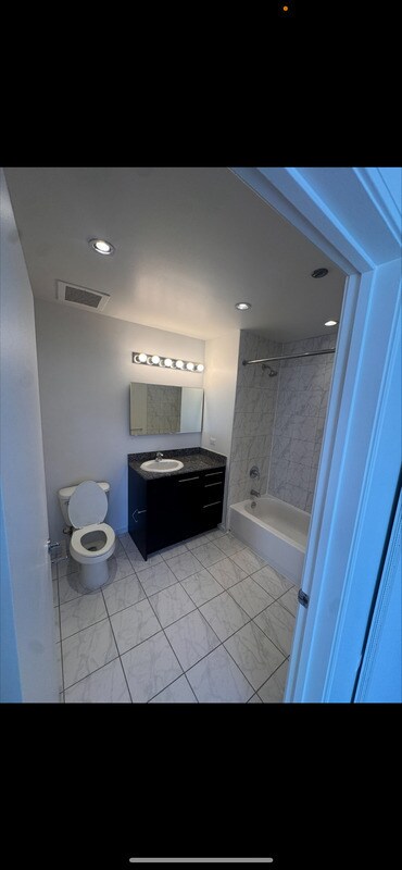Photo - 923 W Weed St Unit 305
