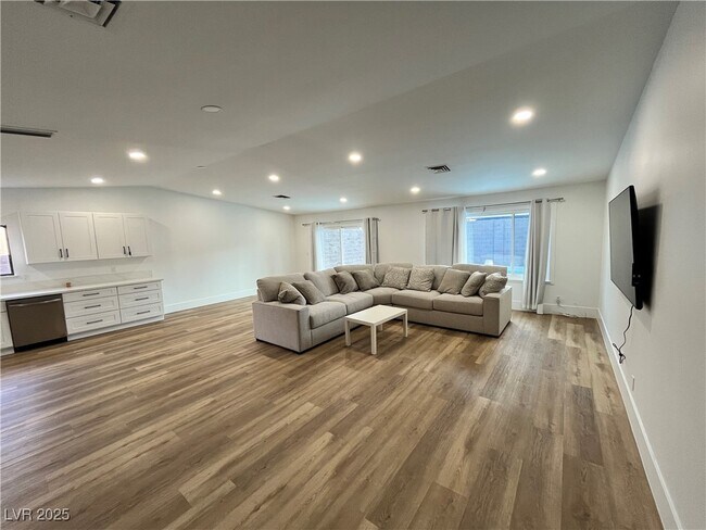 Photo - 6191 Bullion Blvd