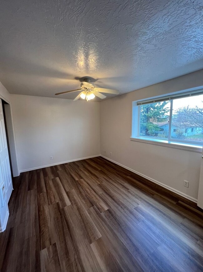 Building Photo - 1-bedroom 1-Bathroom Duplex