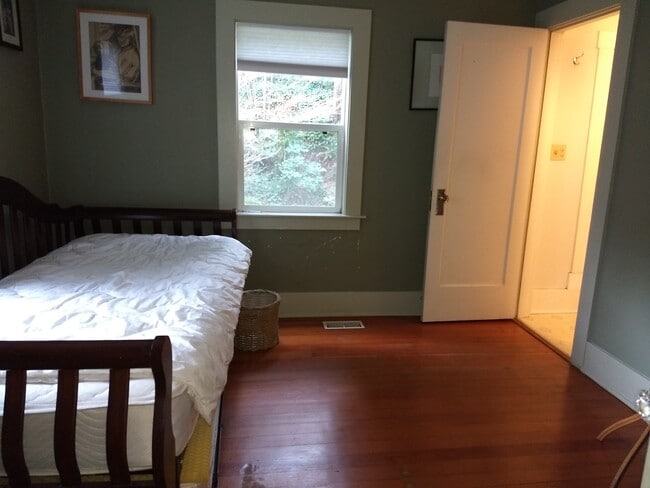 Bedroom 2 - 9727 Lake Shore Blvd NE