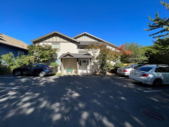 Building Photo - Lovely Private 2Bed + 1Bath Westmoreland Condo!! Secured Entry Building & Parking! Unit 1739