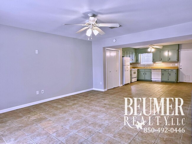 2br 1.5 bath Townhome Located Close to Water - 2br 1.5 bath Townhome Located Close to Water