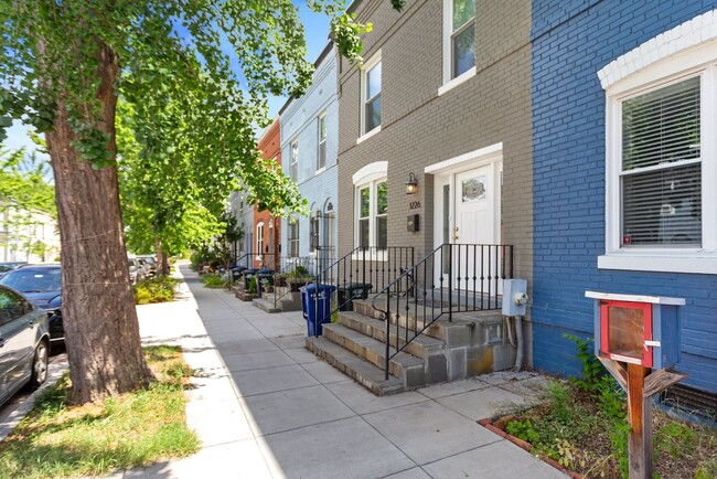 Building Photo - Available Now! 5 Minute Walk From Nats Par...