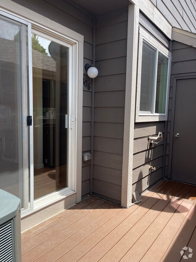 Building Photo - 806 Summer Dr Rental