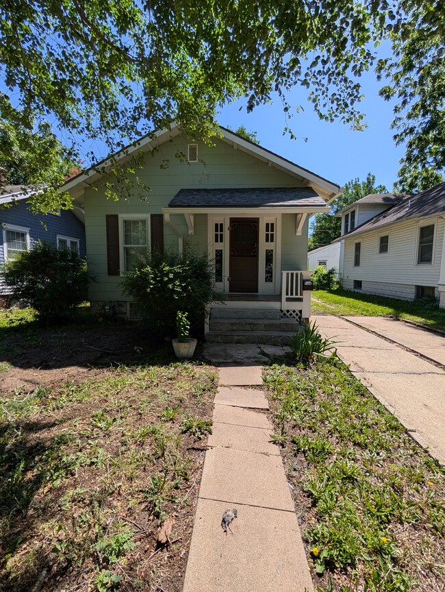 Building Photo - 1206 SW Plass Ave