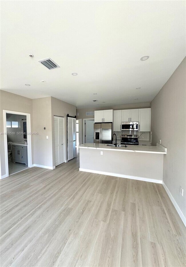 Photo - 630 NE 166th St Unidad 1