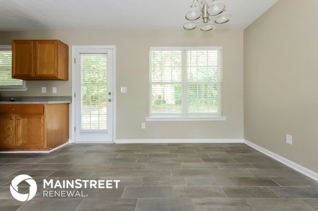 Photo - 405 Hawthorne Cir