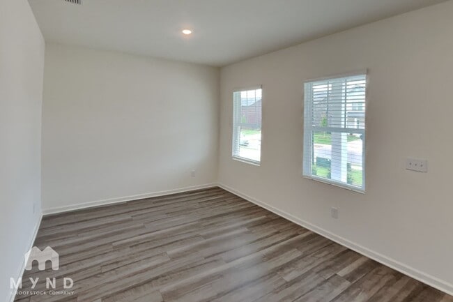 Photo - 121 Maison Dr