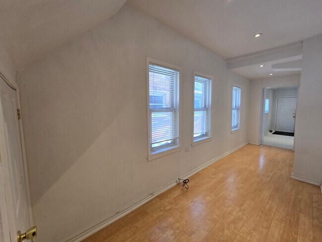 Photo - Stunning, very large two bedroom apt in St. Claire west ((St. Claire & Oakwood)) rarely available Unité Main