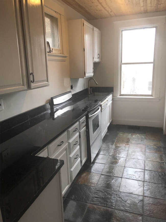 Photo - 2346 Ravine St