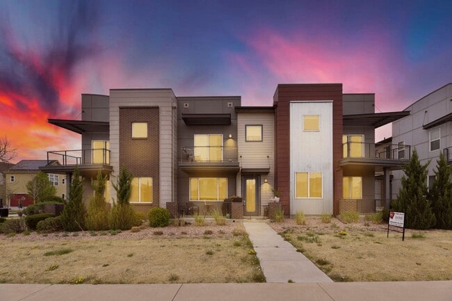 Building Photo - Modern End-Unit Townhome in Desirable Midtown