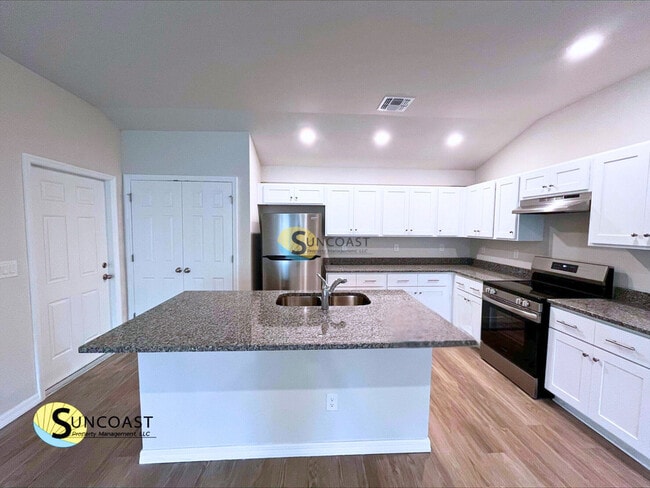 Photo - 353 Reeves St