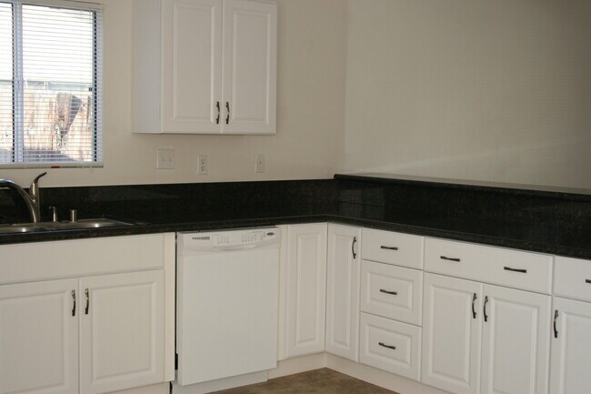 Photo - BEAUTIFUL 3bd 2ba South Bakersfield W/POOL!!