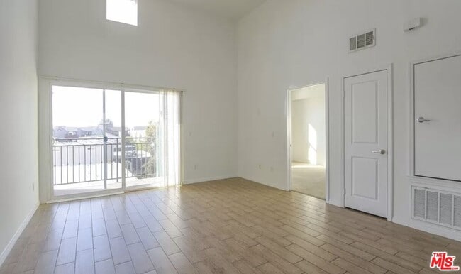 Photo - 11925 Kling St