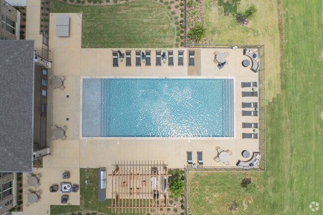 Dos piscinas estilo resort - Marlowe Wellington