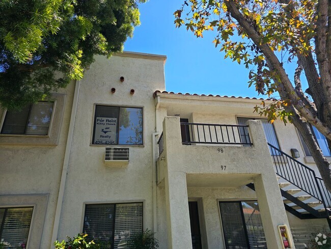 Building Photo - 2 Bed 2 Bath Condo Unit 98