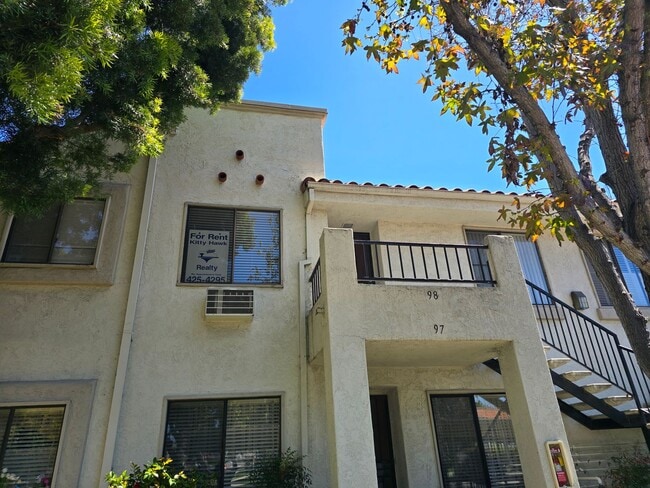 Building Photo - 2 Bed 2 Bath Condo Unit 98