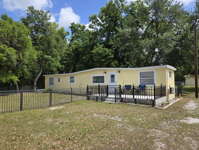 Building Photo - 754 Elm St