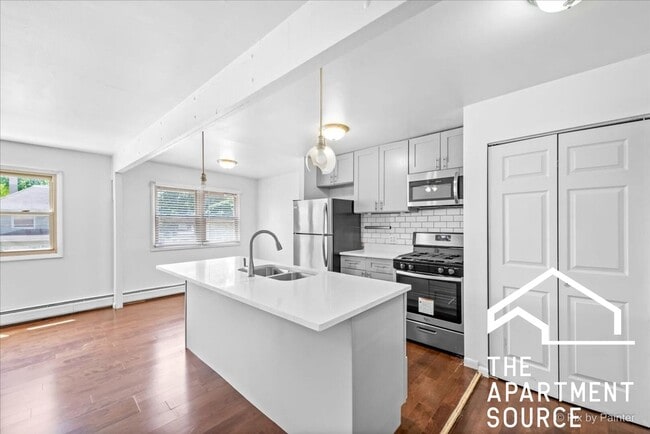 Building Photo - 7319 N Rogers Ave Unit 102