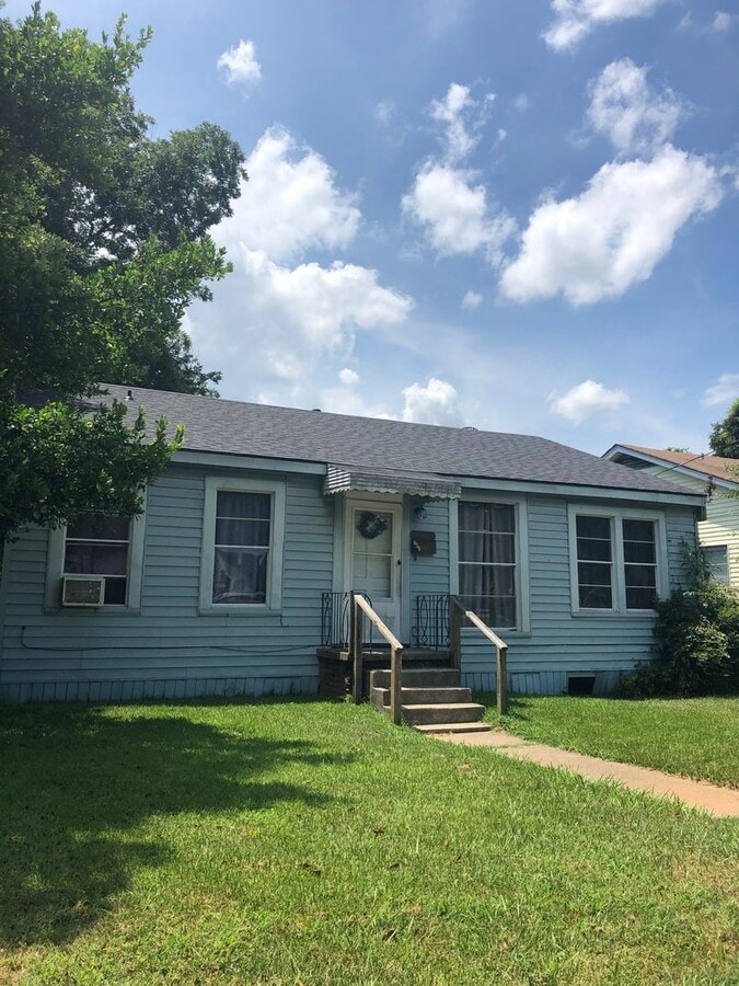 Photo - 701 Whittington St