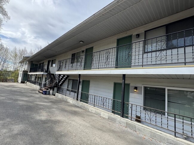 Building Photo - 2104 Roosevelt Dr Unit 7