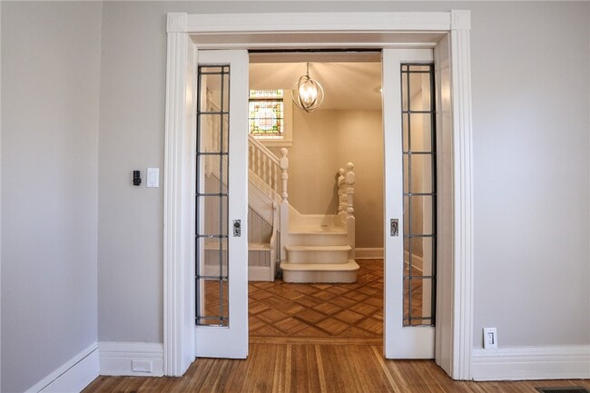 Photo - 739 University Ave