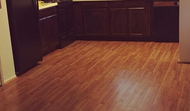 Photo - 465 W Ivyglen St Apartments
