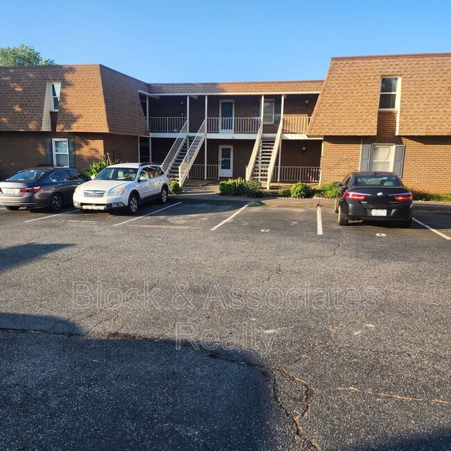 Photo - 302 Windsor Manor Way