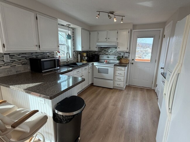 Photo - Roomy 5 Bedroom Home with Deck in Christiansburg