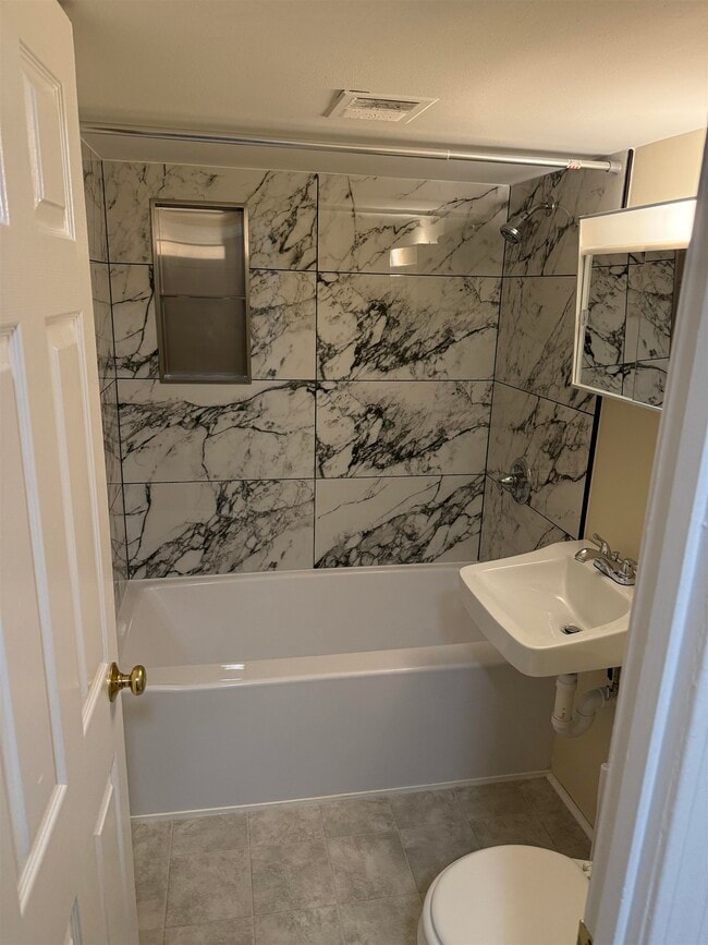 Photo - 2 Grand Ave Unidad 7