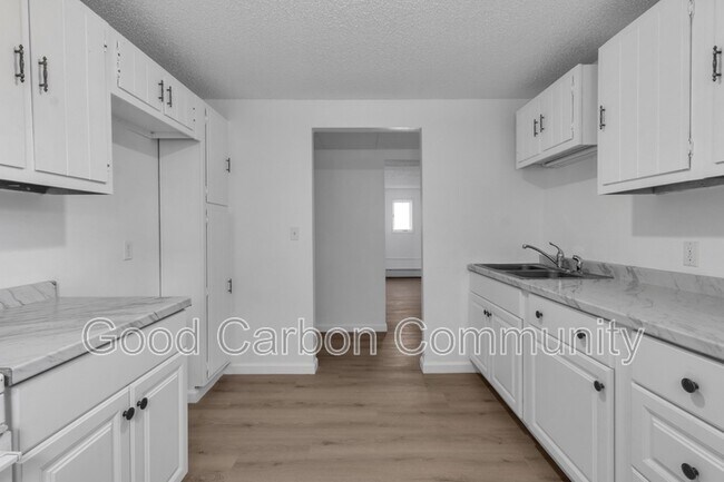Building Photo - 3904 Seneca St Unit A