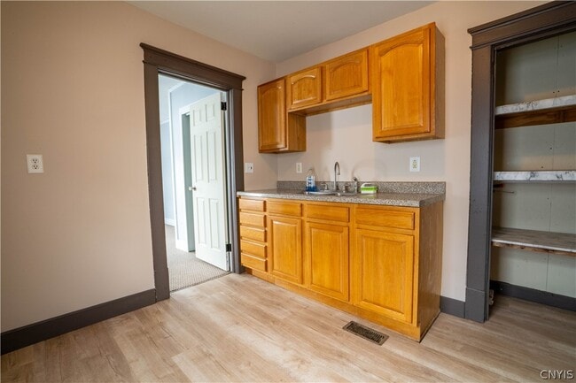 Photo - 208 E Clark St