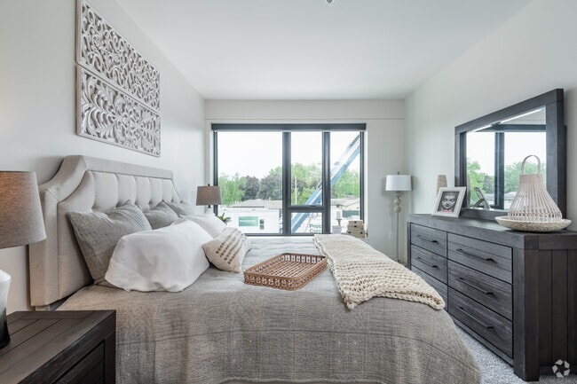 2BR, 2BA - 1,040SF