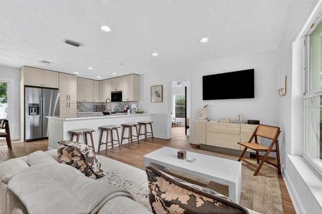 Photo - 637 41st Ave NE